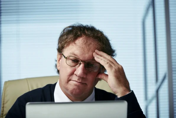 Office-Managerin kontrolliert die Reinigung