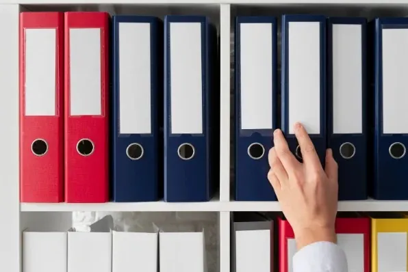 Fremde nachts im Büro, Akten auf dem Tisch